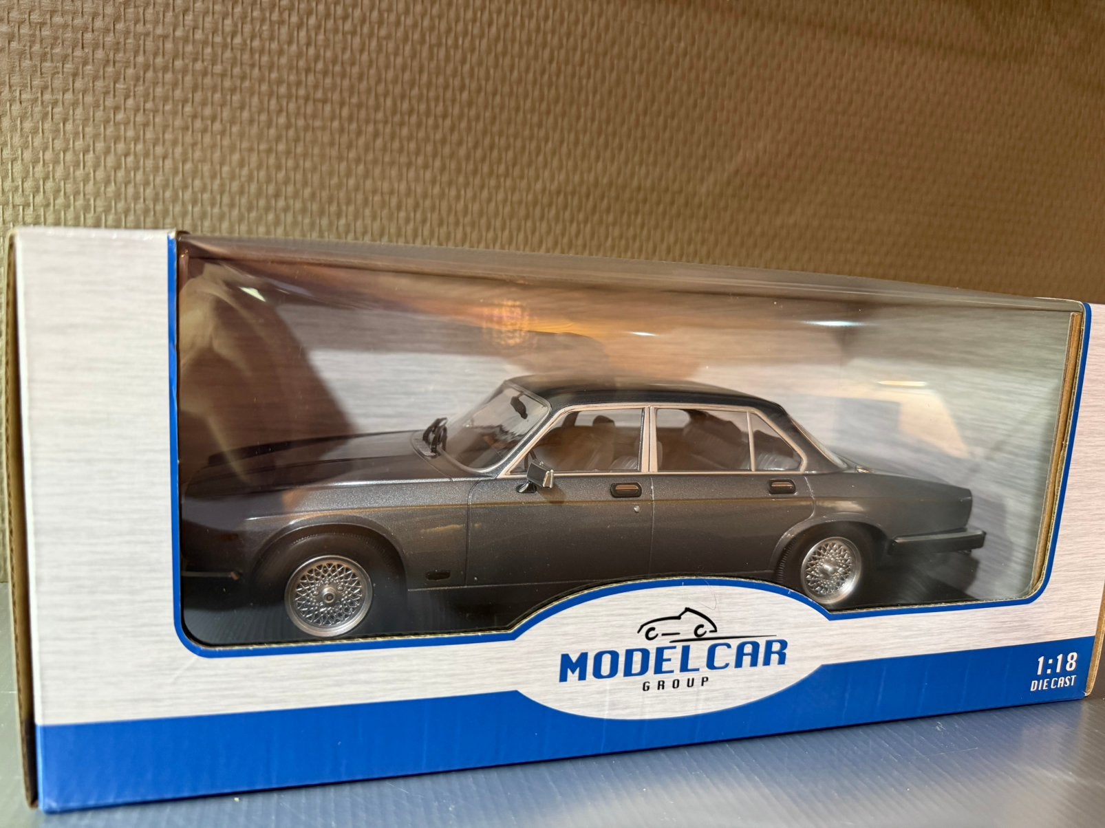 Jaguar XJ series III 1/18 nieuw in verpakking, Ophalen of Verzenden, Nieuw, Auto, Overige merken