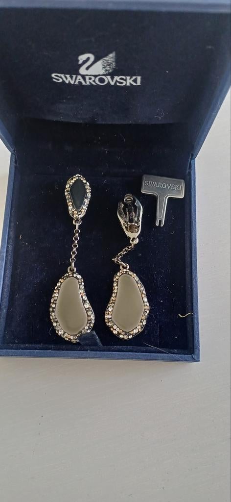 Oorbellen Swarovski, Ophalen