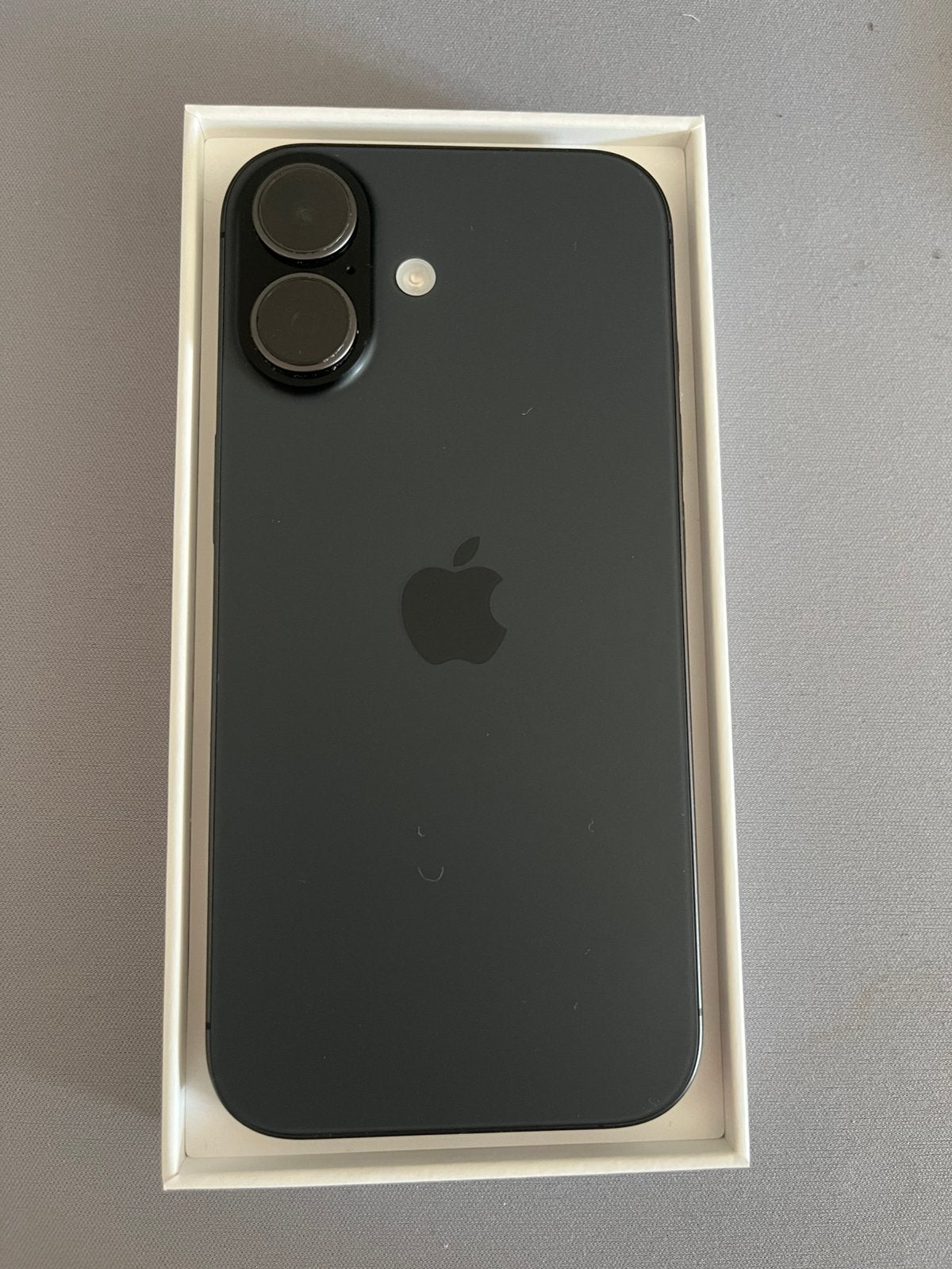 Iphone 17 in black + official apple silicon case, Ophalen, Zo goed als nieuw, Zwart, 256 GB