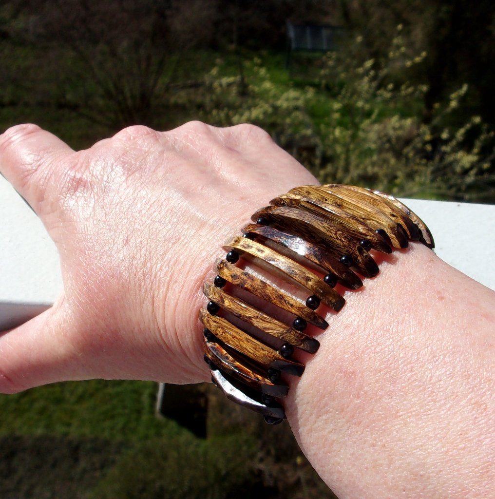 Bracelet manchette pour femme en loupe de bois et verre noir, Bijoux, Sacs & Beauté, Bracelets, Neuf, Enlèvement ou Envoi, Avec bracelets à breloques ou perles