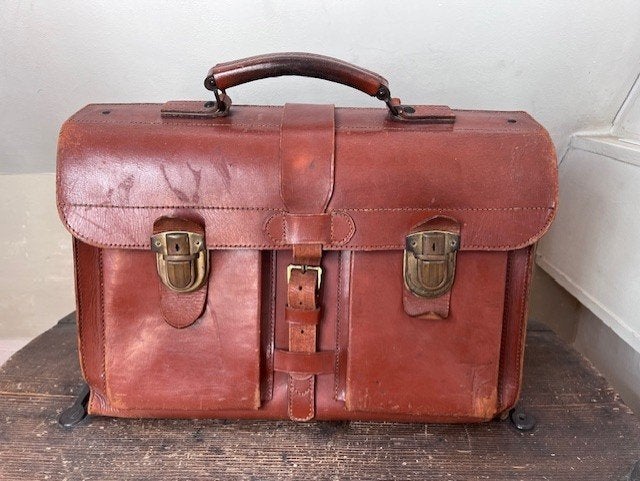 boekentas leder, Handtassen en Accessoires, Tassen | Schooltassen, Minder dan 30 cm, Bruin, Aktetas of Boekentas, Ophalen of Verzenden