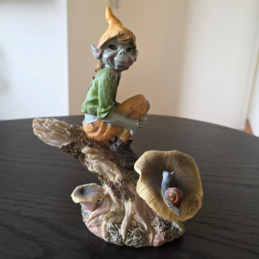 Decoratief trollenbeeld met boomtak, slak en paddenstoelen, Ophalen, Zo goed als nieuw