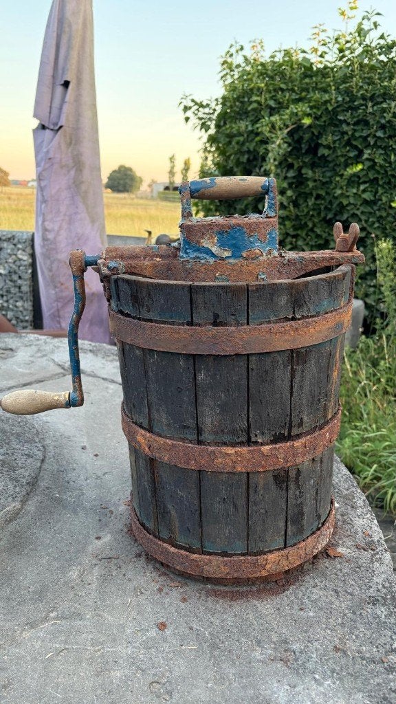 Oude houten ijsmachine met handzwengel, Ophalen