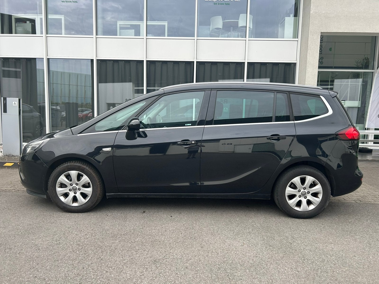 Opel Zafira 1.4i met 95000km in goede staat, Monovolume, Parkeersensor, Leder en Stof, Zwart