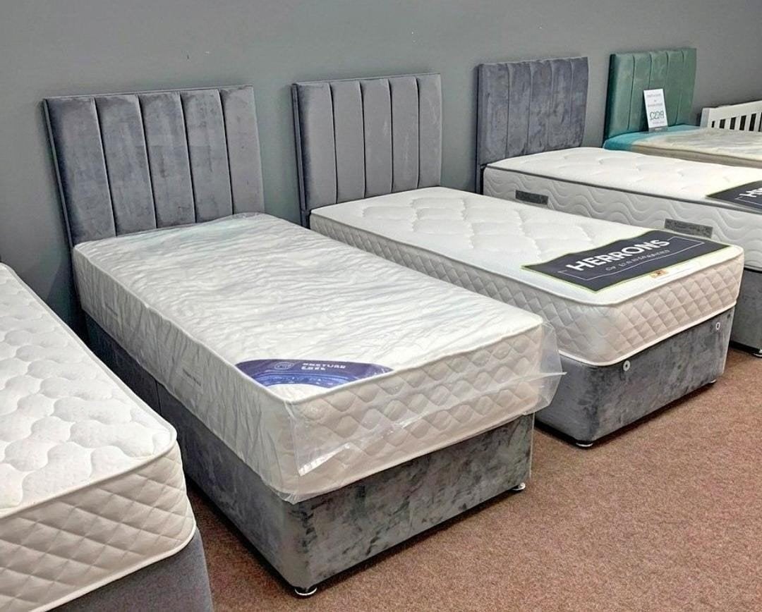 Gloednieuw bed (90x200) met comfortmatras, Ophalen of Verzenden