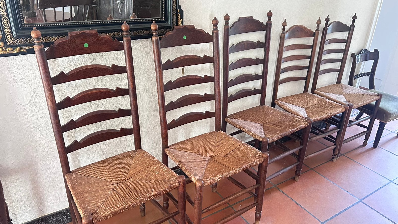 5 oude houten stoelen met gevlochten zitting – vintage, Antiek en Kunst, Ophalen
