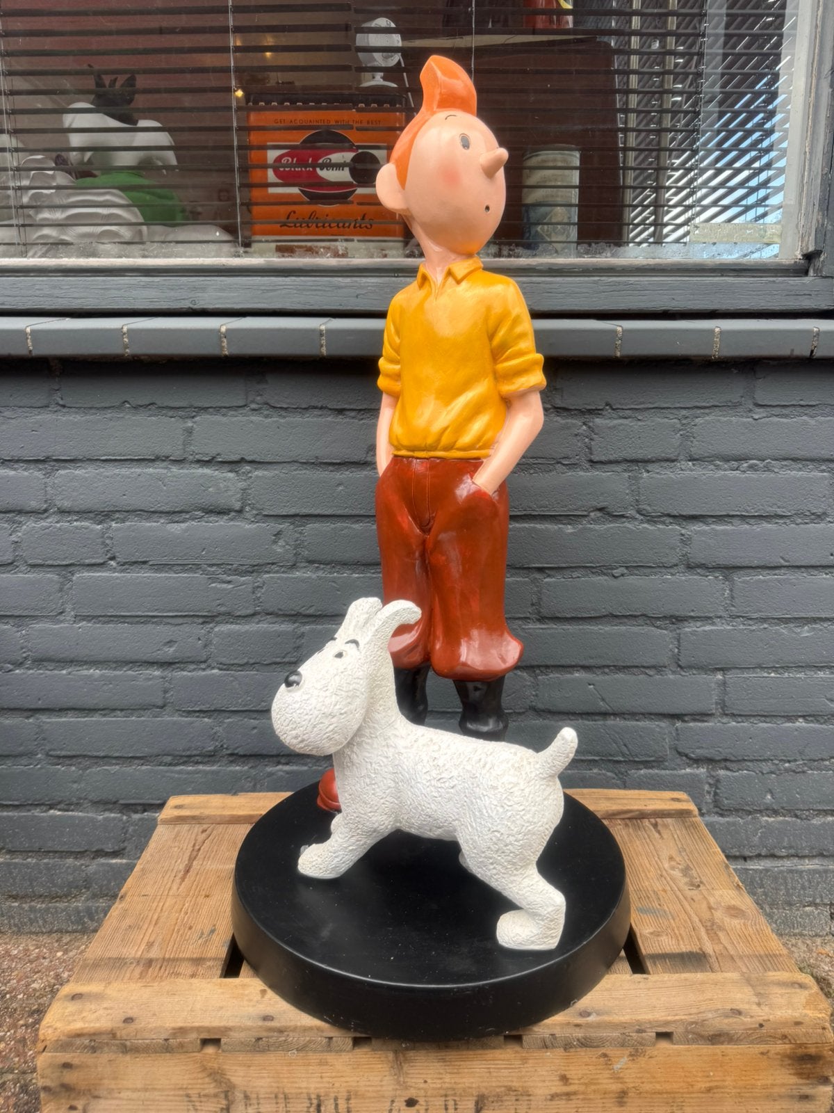 Kuifje en Bobbie beeld op wereldbol, Verzamelen, Beelden en Beeldjes, Zo goed als nieuw, Mens, Ophalen