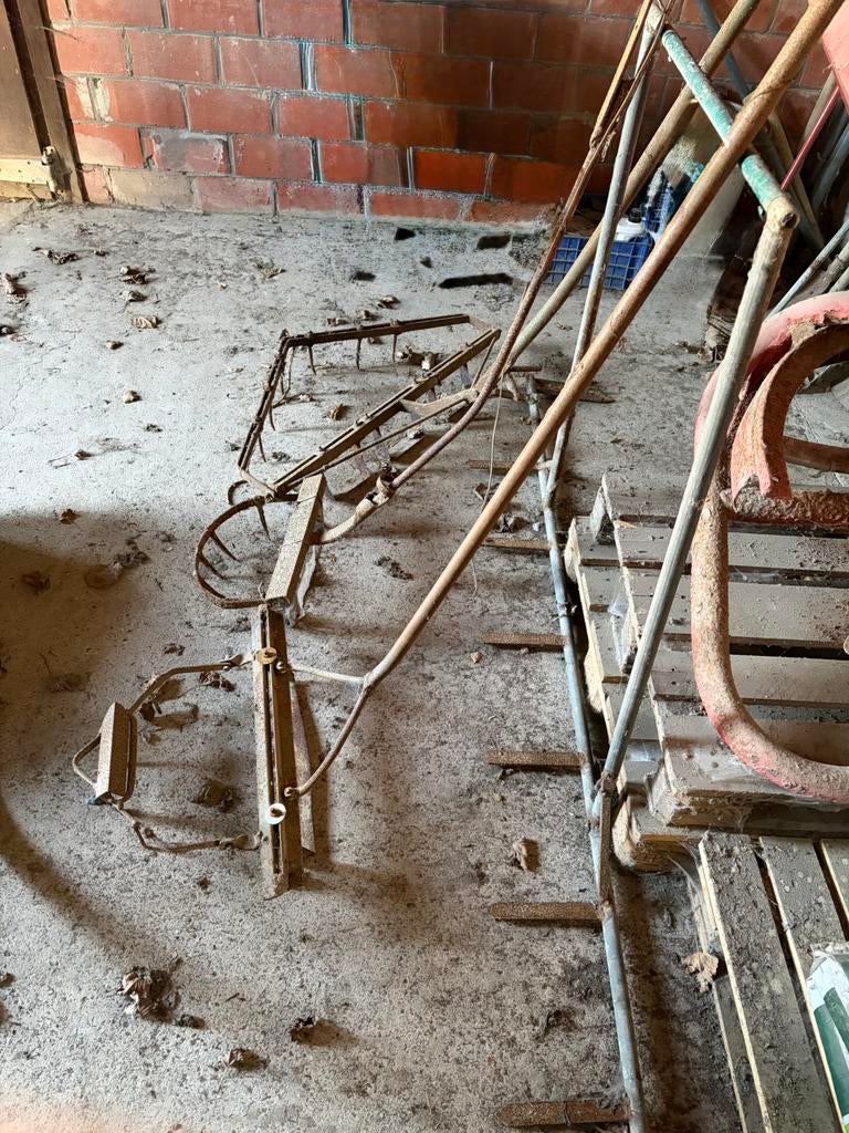4 antieke werktuigen, Ophalen