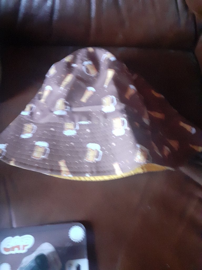 bruin hoedje met biertyekeningen, Kinderen en Baby's, Carnavalskleding en Verkleedspullen, Ophalen of Verzenden