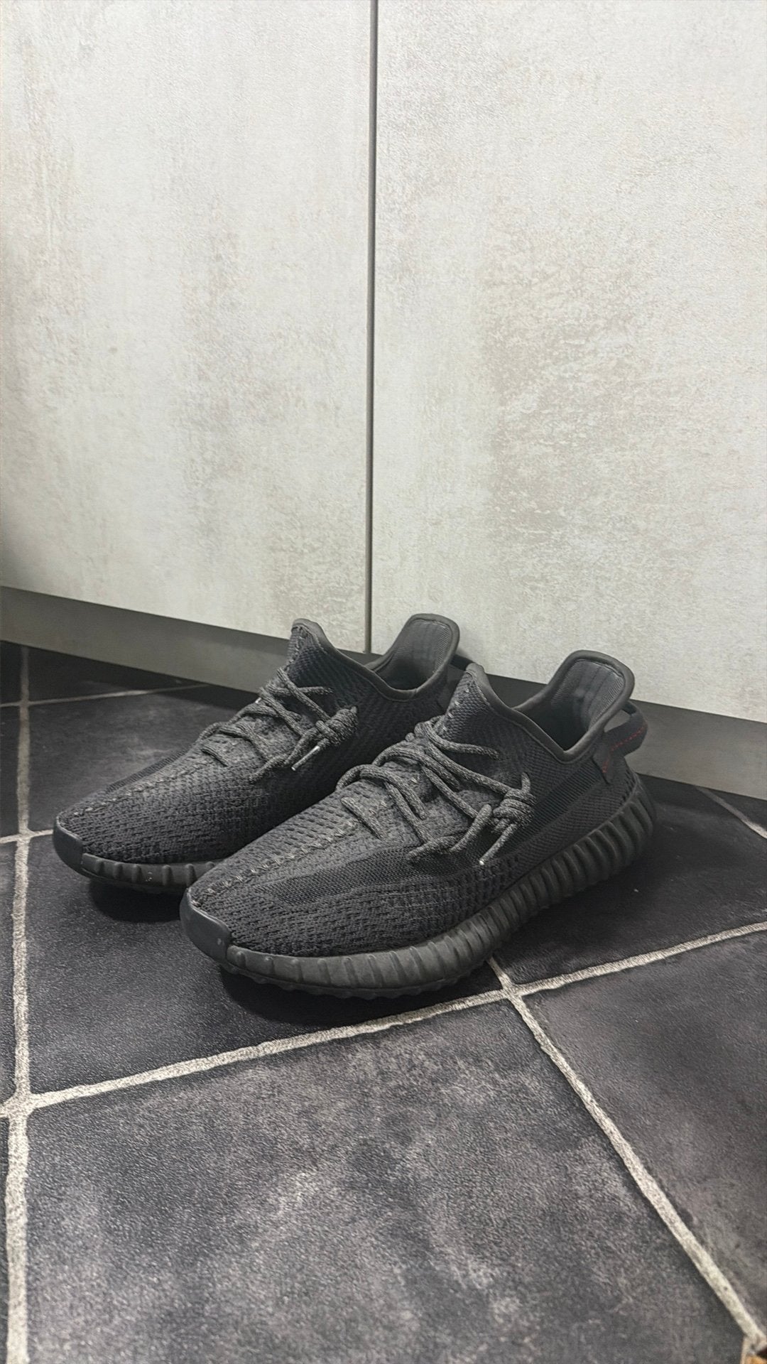 Yeezy 350 zwart 45, Ophalen of Verzenden, Zo goed als nieuw, Zwart