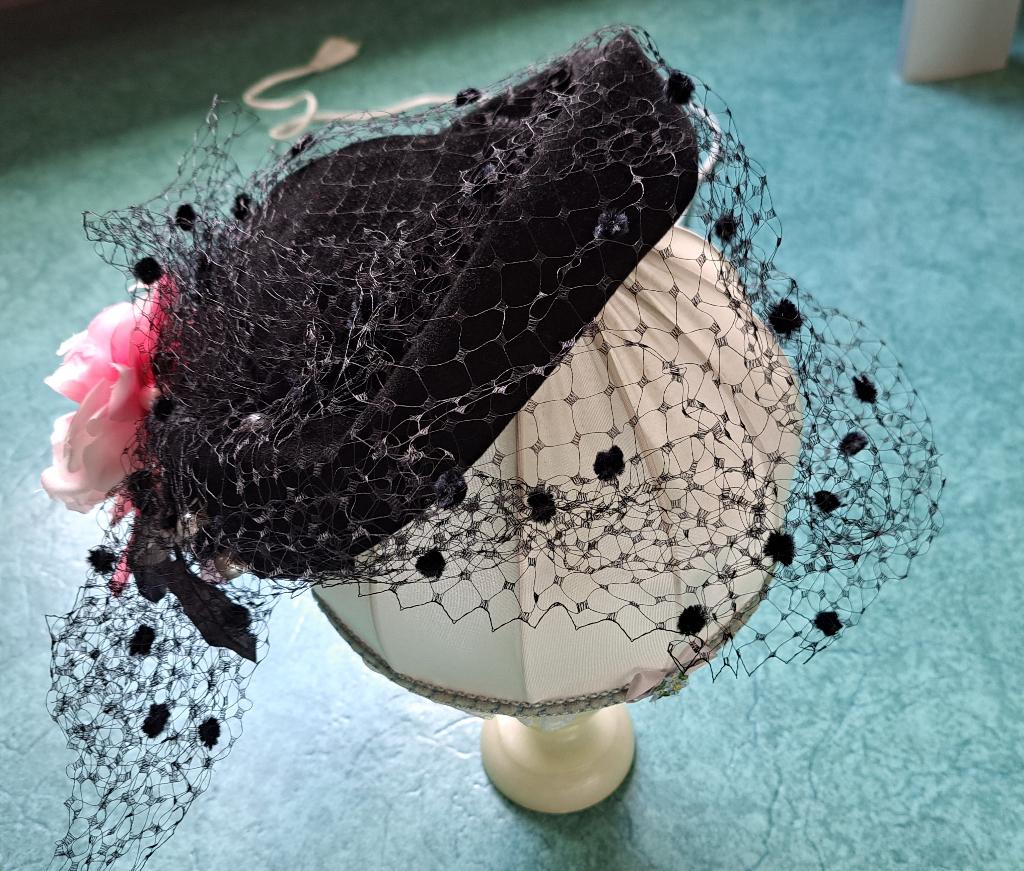 Magnifique chapeau de grandes occasions noir avec tulle, Enlèvement ou Envoi, Comme neuf