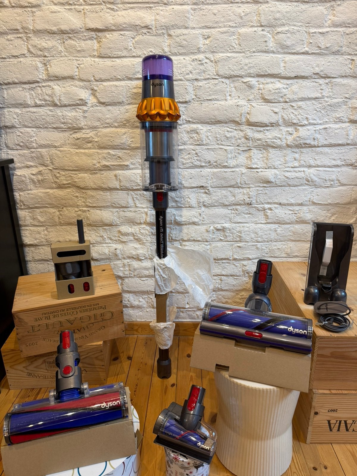 Dyson V15 en parfait état avec tous ses accessoires neufs, Enlèvement ou Envoi, Station de charge, Réservoir, Aspirateur balai
