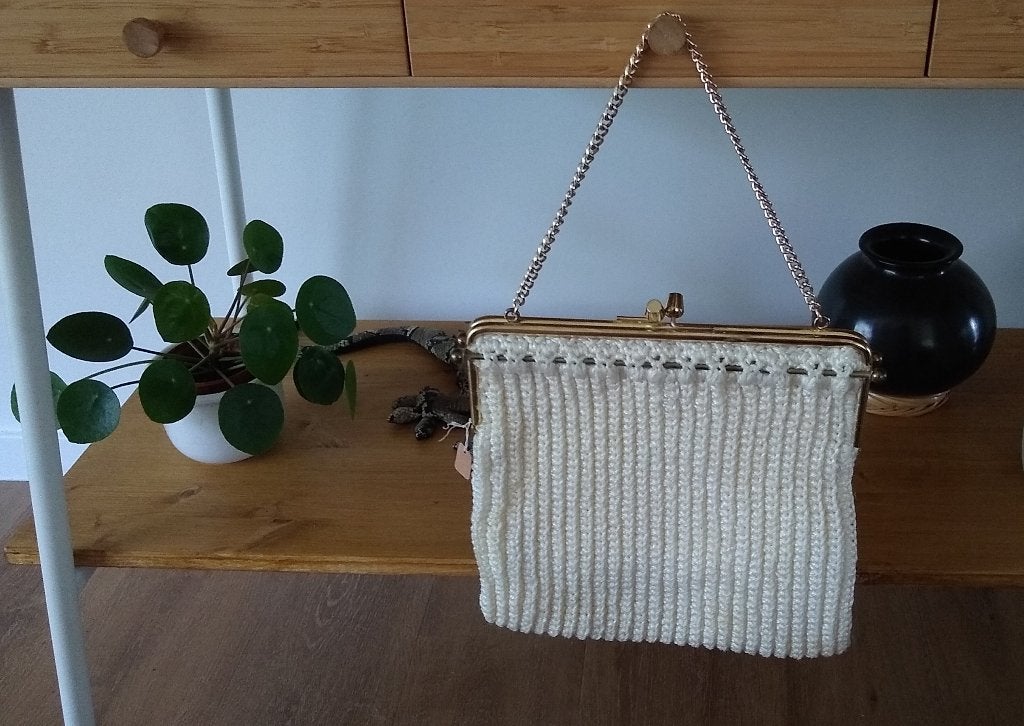 Vintage knitted-look clutch / tasje, crème met goud, Handtassen en Accessoires, Ophalen of Verzenden, Zo goed als nieuw, Beige