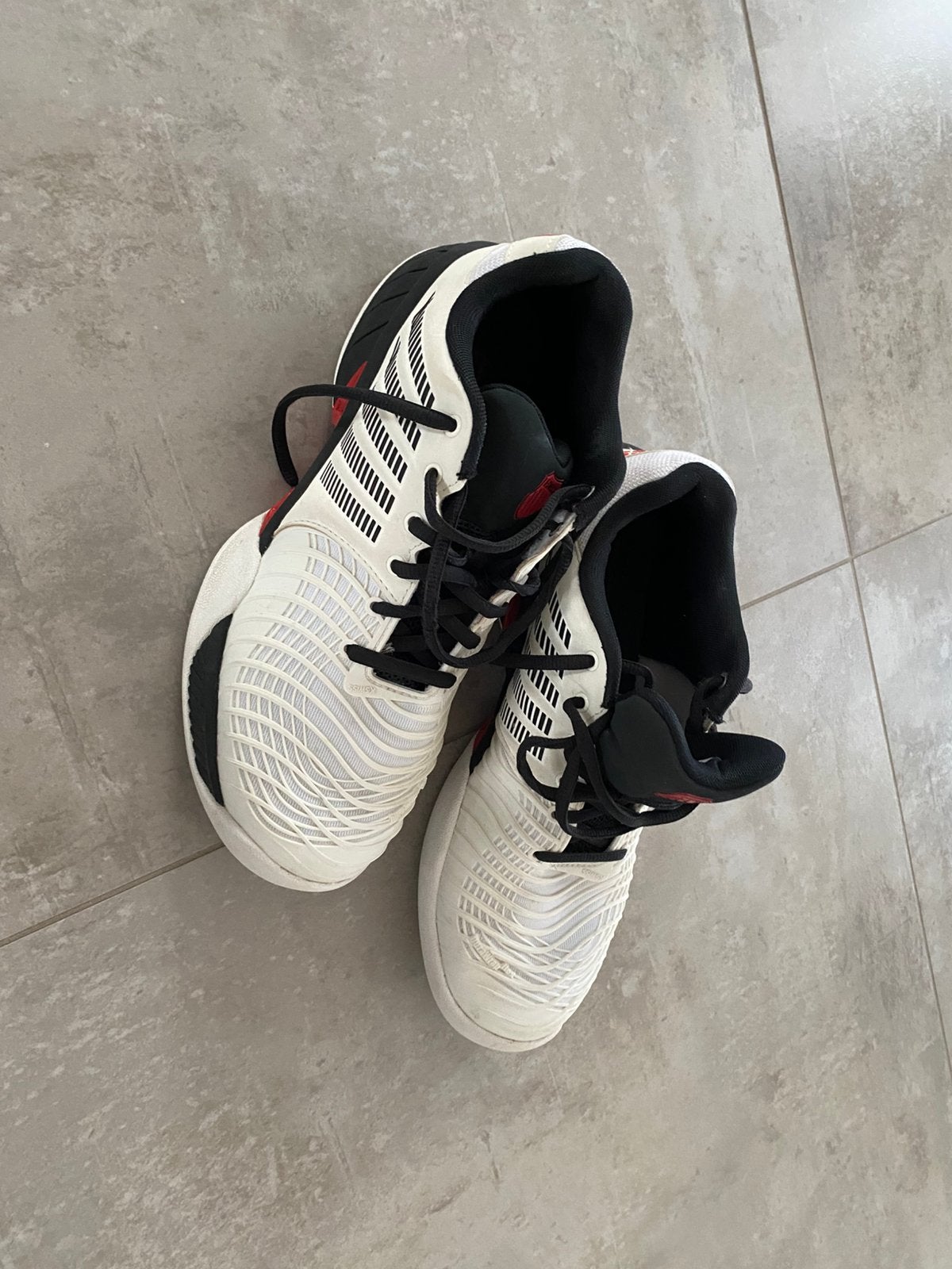 Tennisschoenen tapijt, Ophalen, Zo goed als nieuw