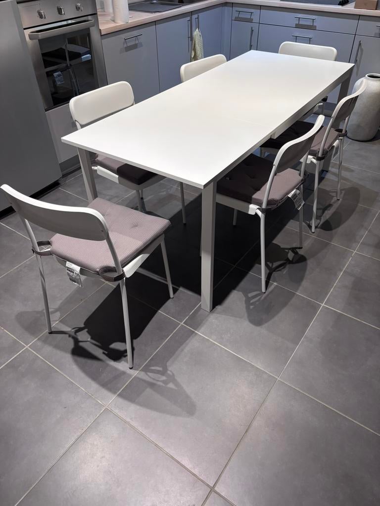 Table salle à manger, Enlèvement, Comme neuf