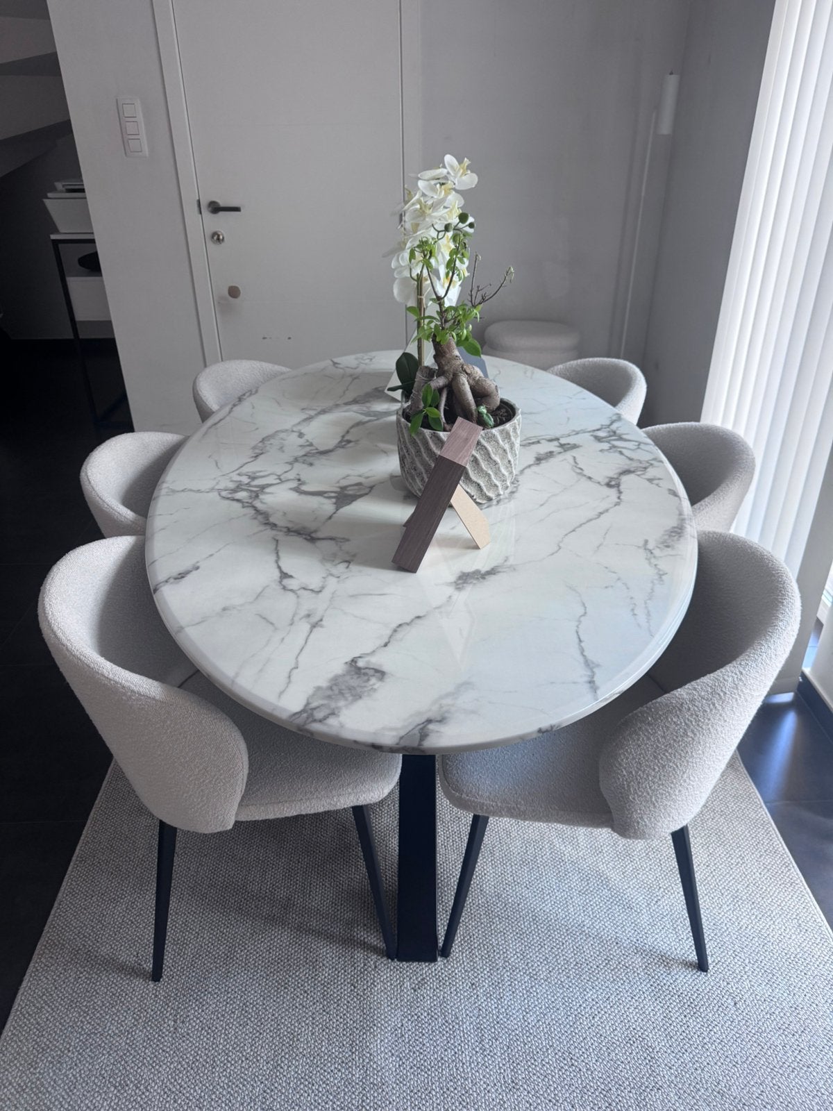 Ovaalmarmeren eettafel + 6 buclé stoelen + bouclé poefjes, Ophalen, Zo goed als nieuw