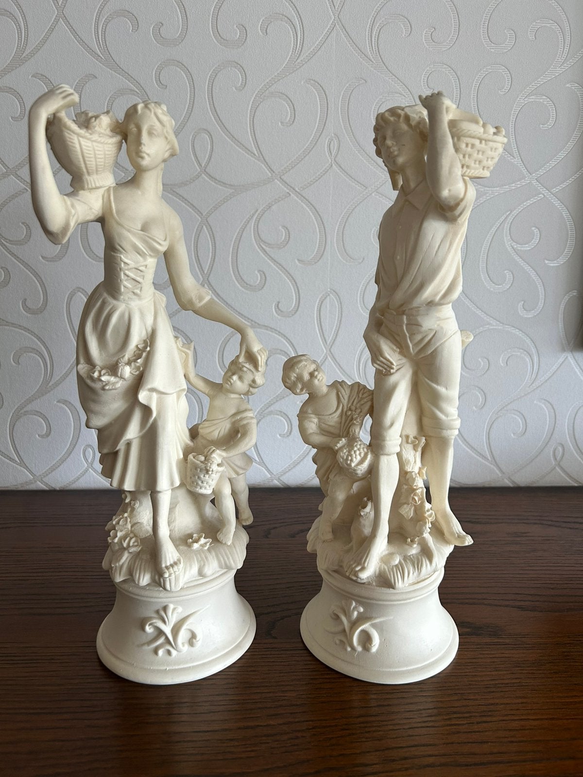 Koppel decoratieve beeldjes, Ophalen