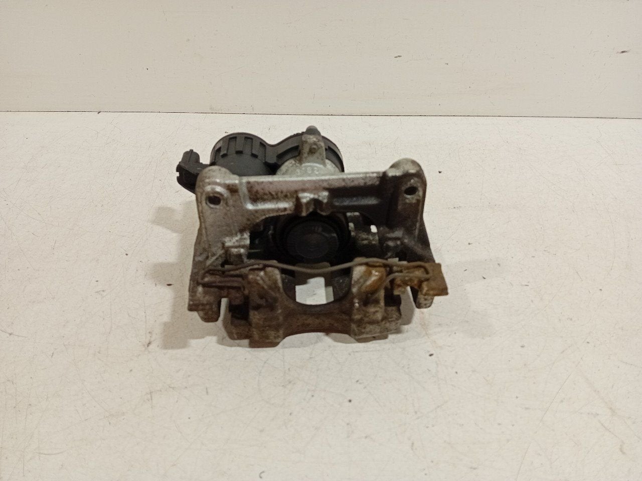 Remklauw rechts achter Ford Focus, Onderdelen@venauto.nl, Van der Ven Autorecycling B.V., Gebruikt, Ettenseweg 76, 4706 PB Roosendaal, The Netherlands