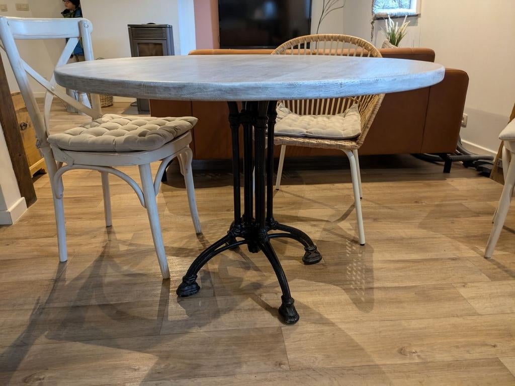 Table avec plateau en chêne massif blanchi et pied en fonte, Chêne