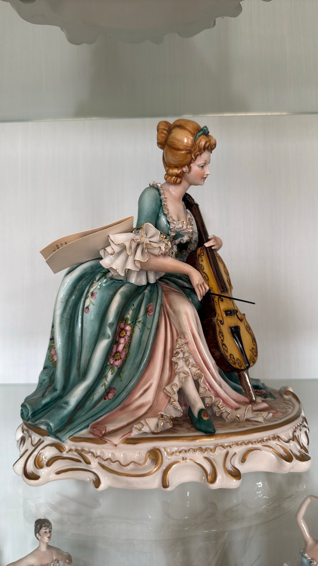 Porcelaine G. Cortese (Capodimonte) femme avec violon, Enlèvement