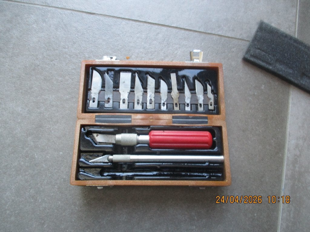ensemble de couteaux de loisir dans une boîte avec couteaux, Métal, Enlèvement ou Envoi, Overige thema's, Comme neuf
