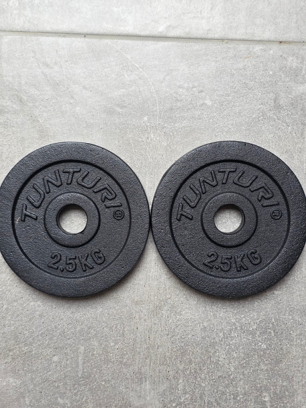 NEUF – 2x Disques de musculation Tunturi 2,5 kg – Fonte noir, Enlèvement ou Envoi, Neuf, Bras, Plaques d'haltères