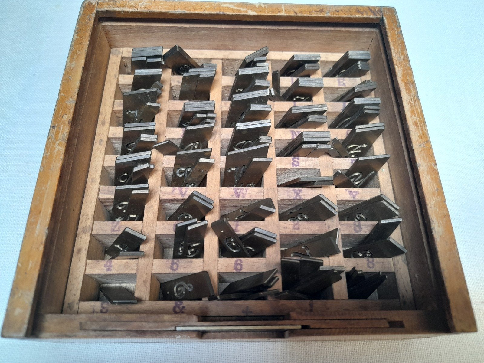 Vintage lettersjablonen in messing Gravograph, Ophalen of Verzenden, Koper