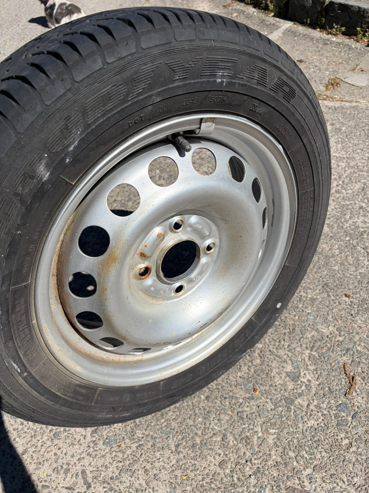 Roue Tubeless Goodyear 175/65 R 15 4 trous - 84 T Jante ET40, Enlèvement