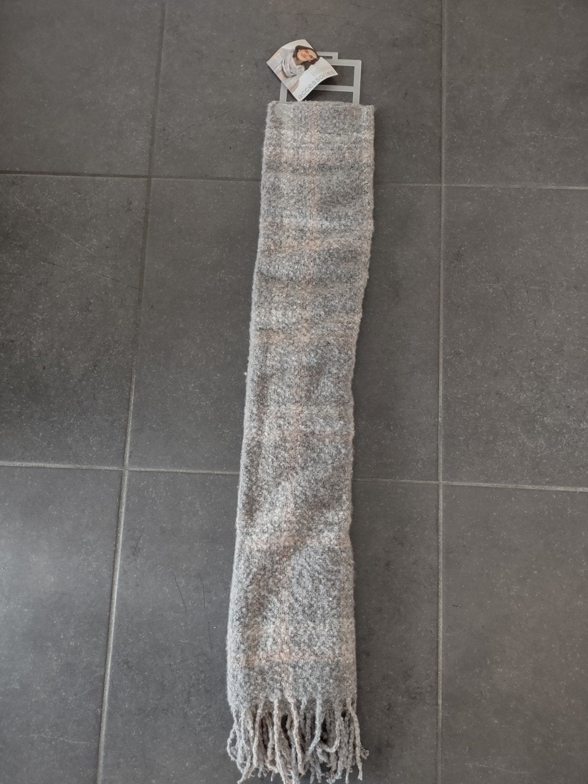 Nieuwe damessjaal, Enlèvement, Neuf, Écharpe