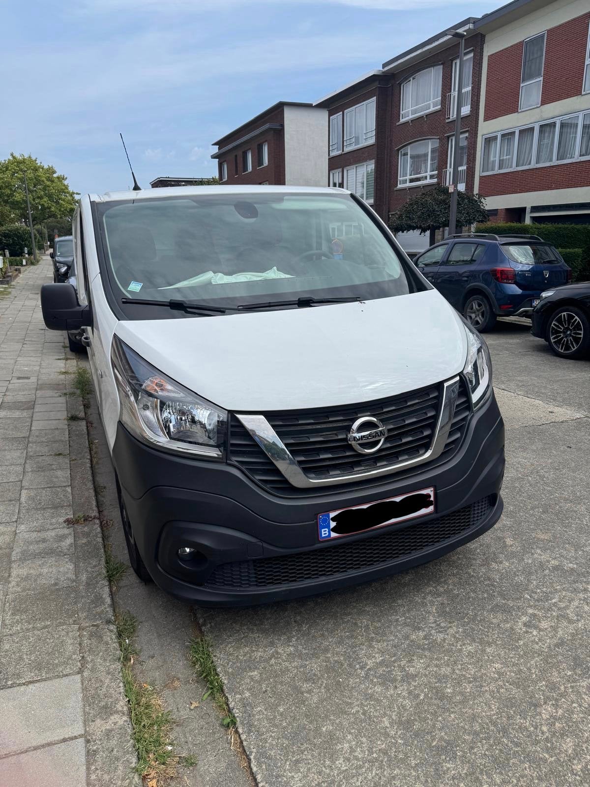 Nissan Nv 300 2.0 diesel, Auto's, Bestelwagens en Lichte vracht, 4 deurs, Stof, 4 cilinders, 2000 kg