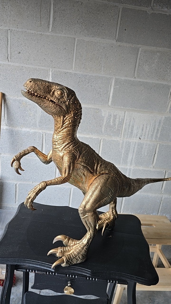 Décoration statue dinosaure raptor gold