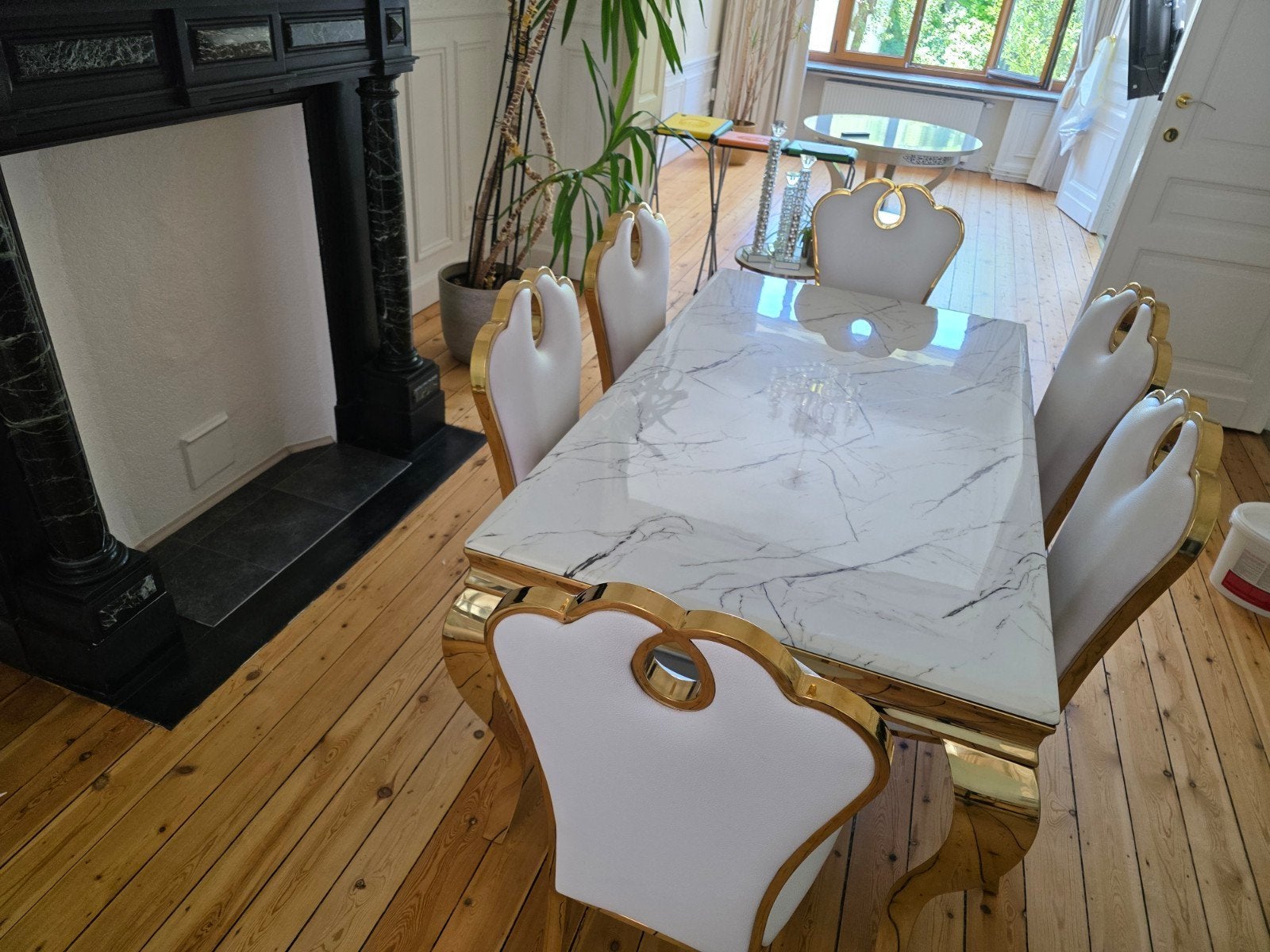 Table à manger avec chaises dorées, Enlèvement