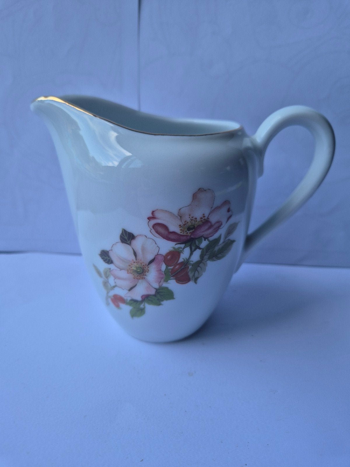Porcelaine roomkannetje / melkkannetje met wilde rozen d, Ophalen of Verzenden