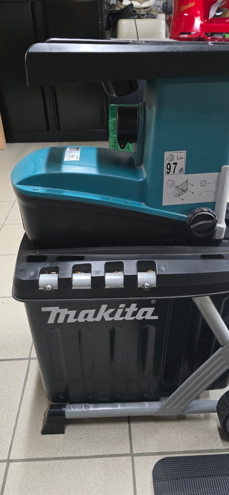 Makita hakselaar, Ophalen