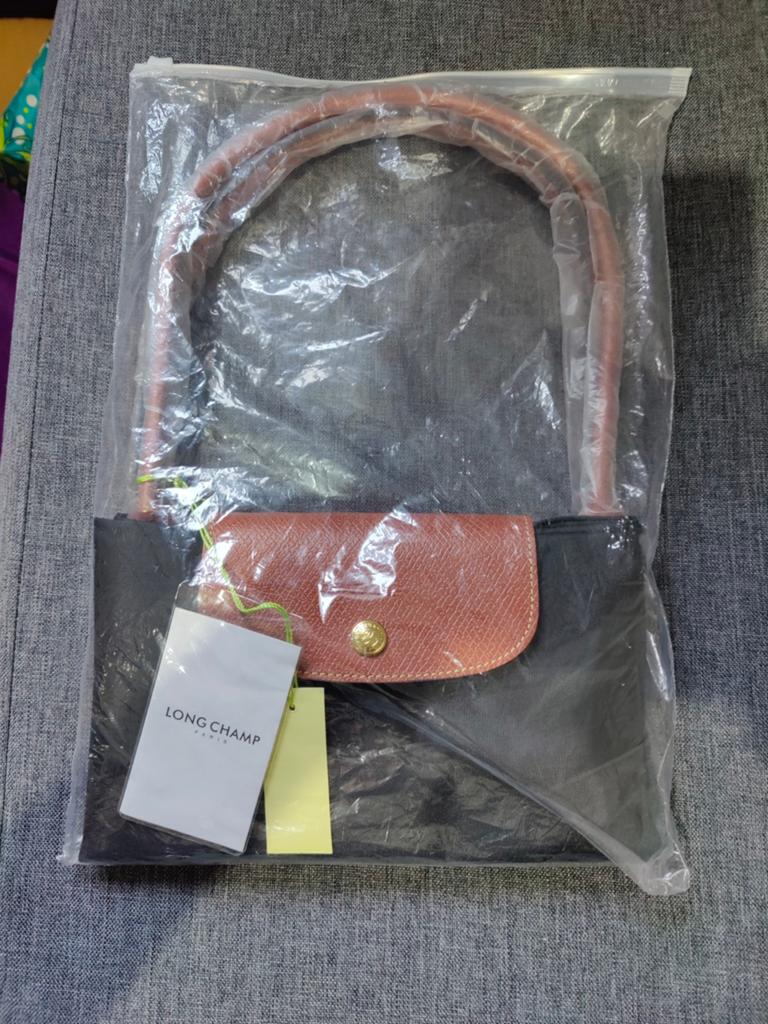 sac cabas de chez Longchamp, de couleur noire .