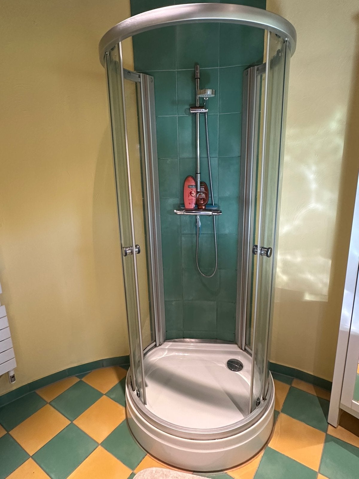 Ronde douche met of zonder kraan. Kan met lavabo en kraan., Huis en Inrichting, Ophalen, Gebruikt, Met douche