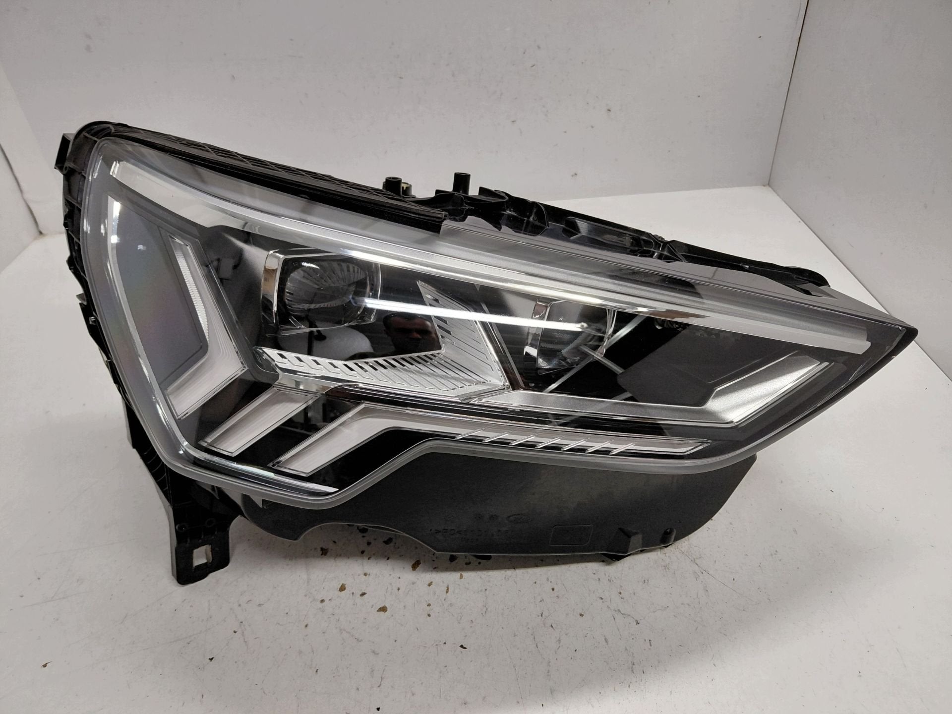 Phare droit Audi Q3 83A.941.036, Autos : Pièces & Accessoires, AUDI AG, Auto-Union-Strasse 1
85045  Ingolstadt, DE, Audi, Utilisé