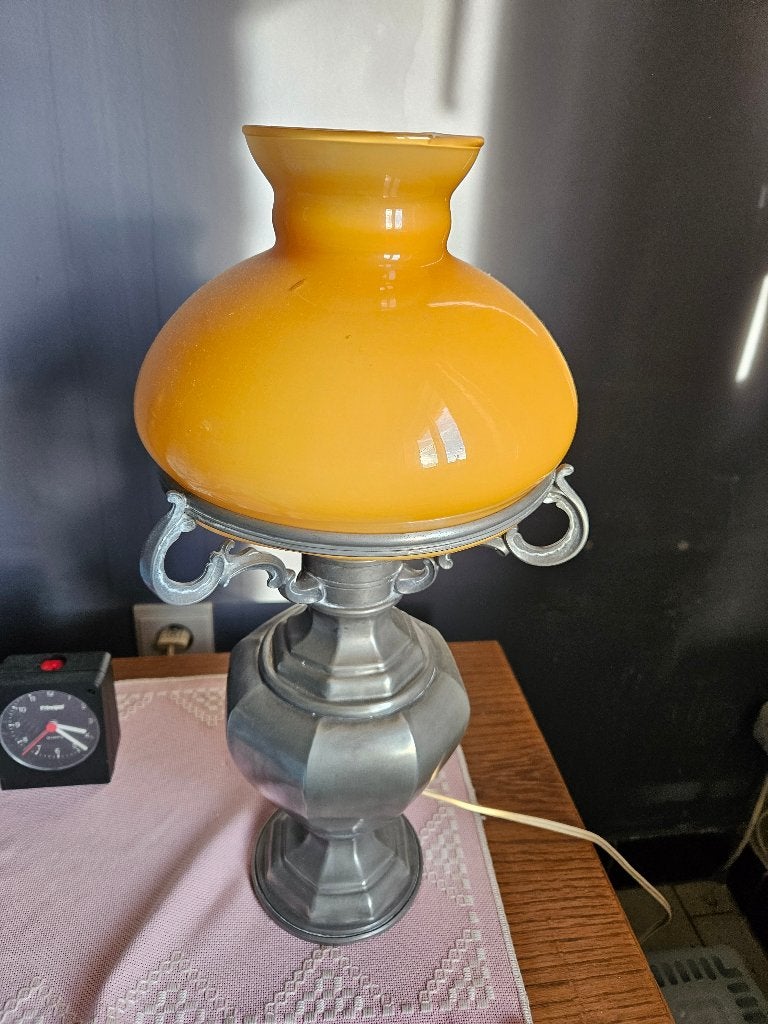 Vintage tinnen tafellamp met amberkleurige glazen kap, Huis en Inrichting, Lampen | Tafellampen, Zo goed als nieuw, Glas, Metaal