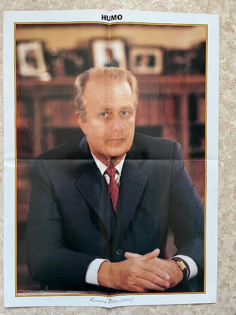 Poster HUMO Koning Filip en Mathilde Droomprinses, Verzamelen, Rechthoekig Staand, Deurposter of groter, Ophalen of Verzenden