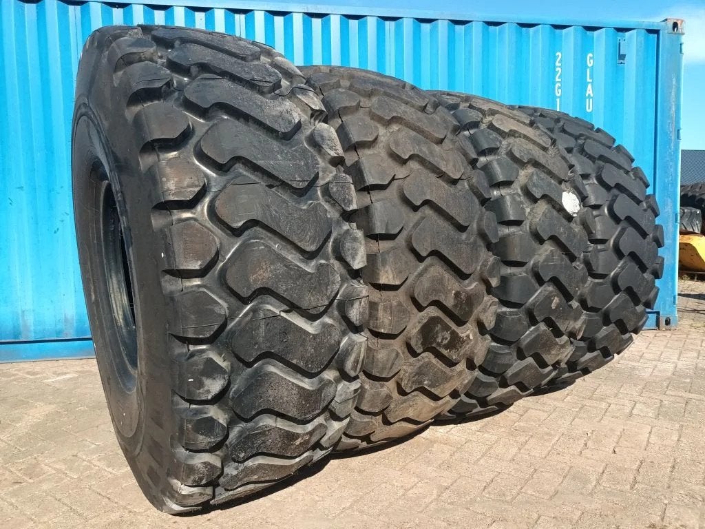 Michelin Bridgestone Goodyear Shovel banden meerdere maten, Articles professionnels, Machines & Construction | Pièces