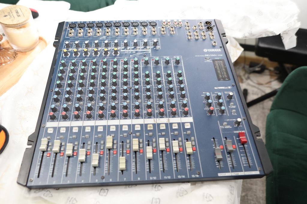Table de mixage YAMAHA MG 166 - USB, Musique & Instruments, Enlèvement, Utilisé, 10 à 20 canaux, Entrée micro