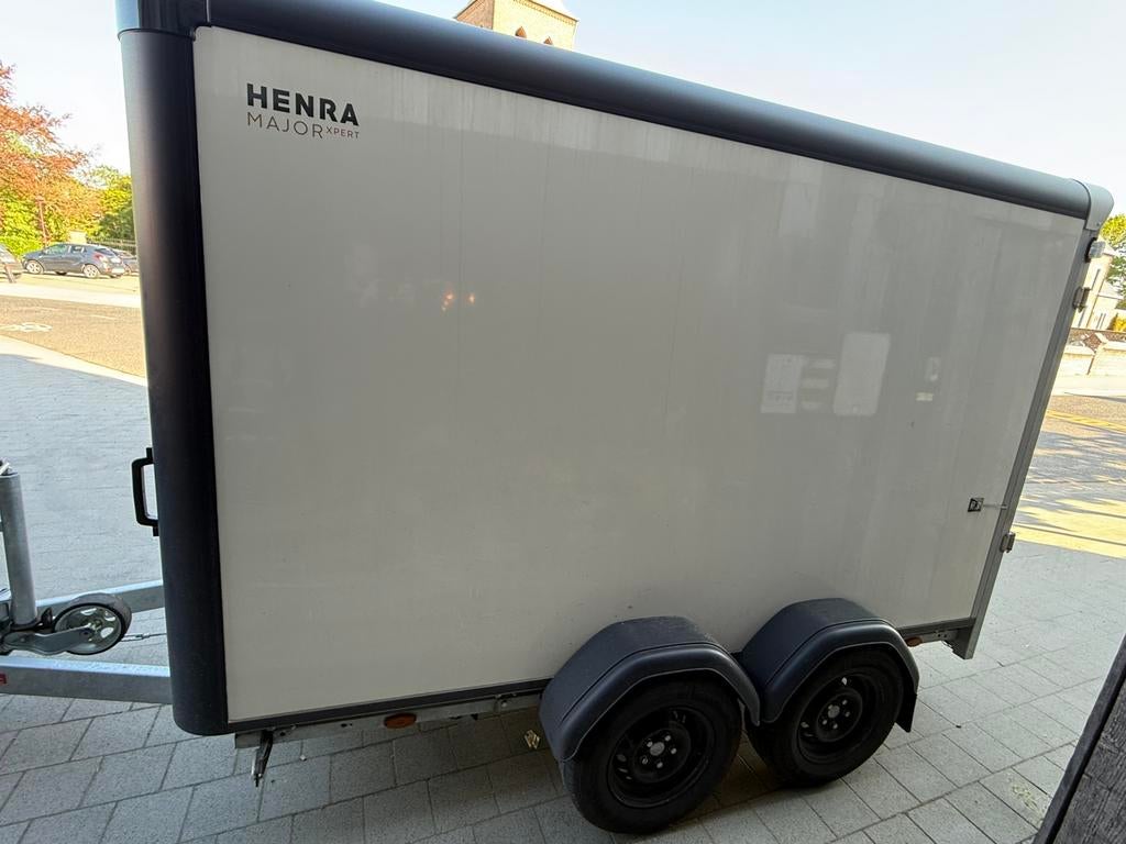 Henra gesloten bakwagen 2700 kg, Ophalen, Zo goed als nieuw