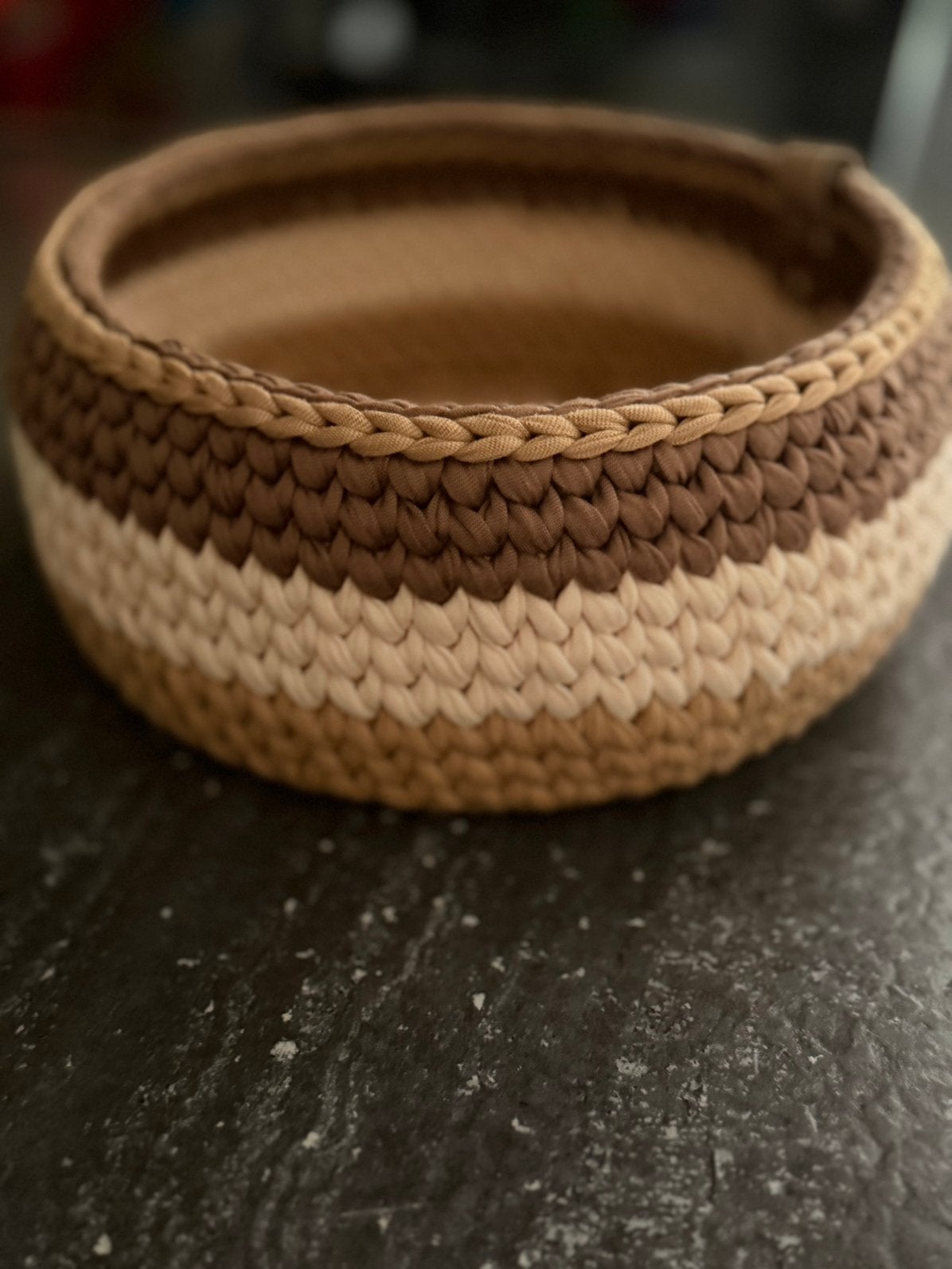 Panier rond crocheté à la main –Beige, écru et marron – deco, Huis en Inrichting, Ophalen of Verzenden, Zo goed als nieuw, Rond