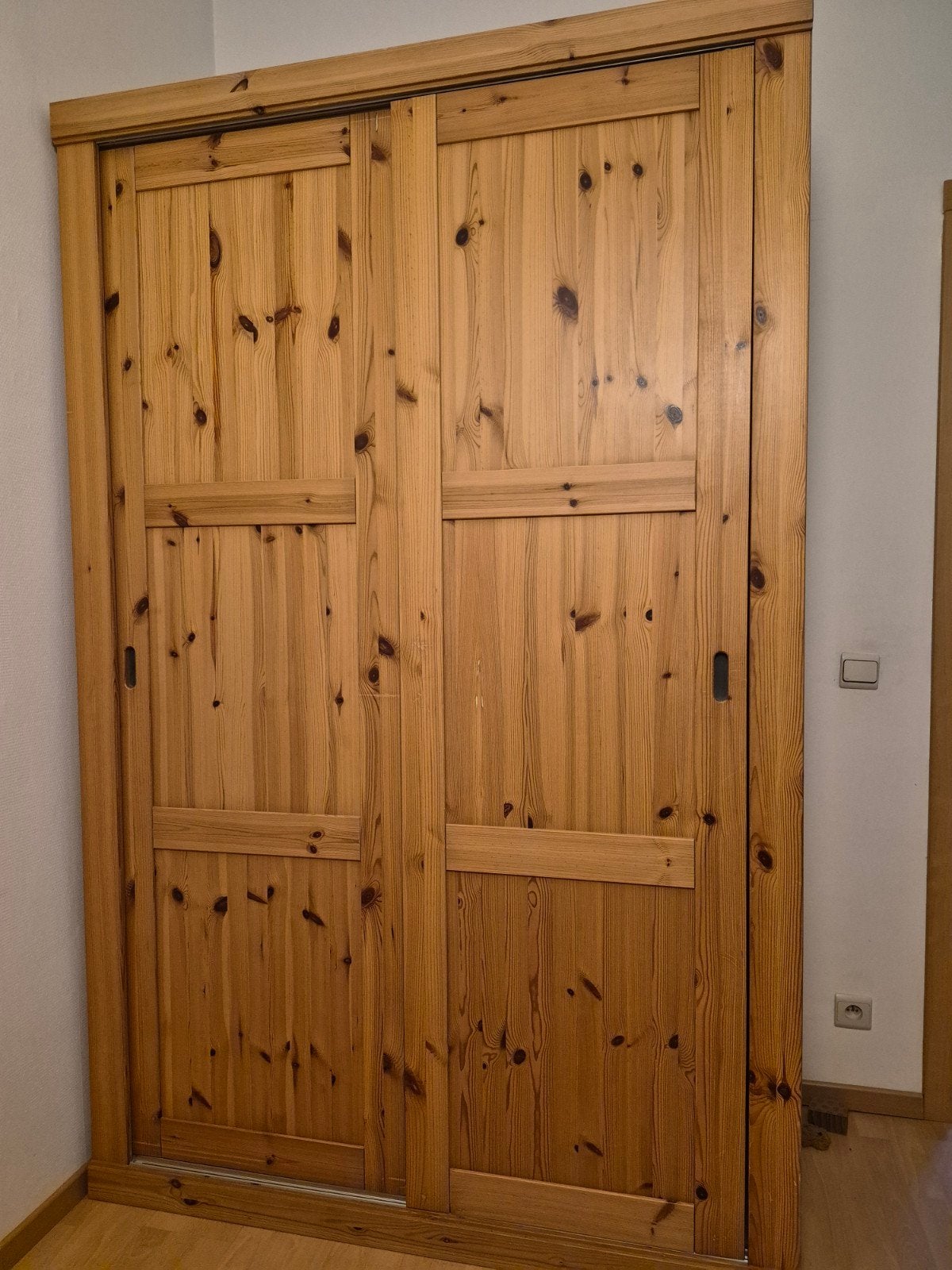 armoire en pin 137  217, Avec tablette(s), 100 à 150 cm, Enlèvement, Utilisé