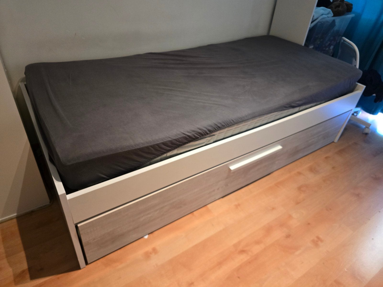 gratis bed en matrassen en bureau en kastje, Huis en Inrichting, Slaapkamer | Bedden, Ophalen