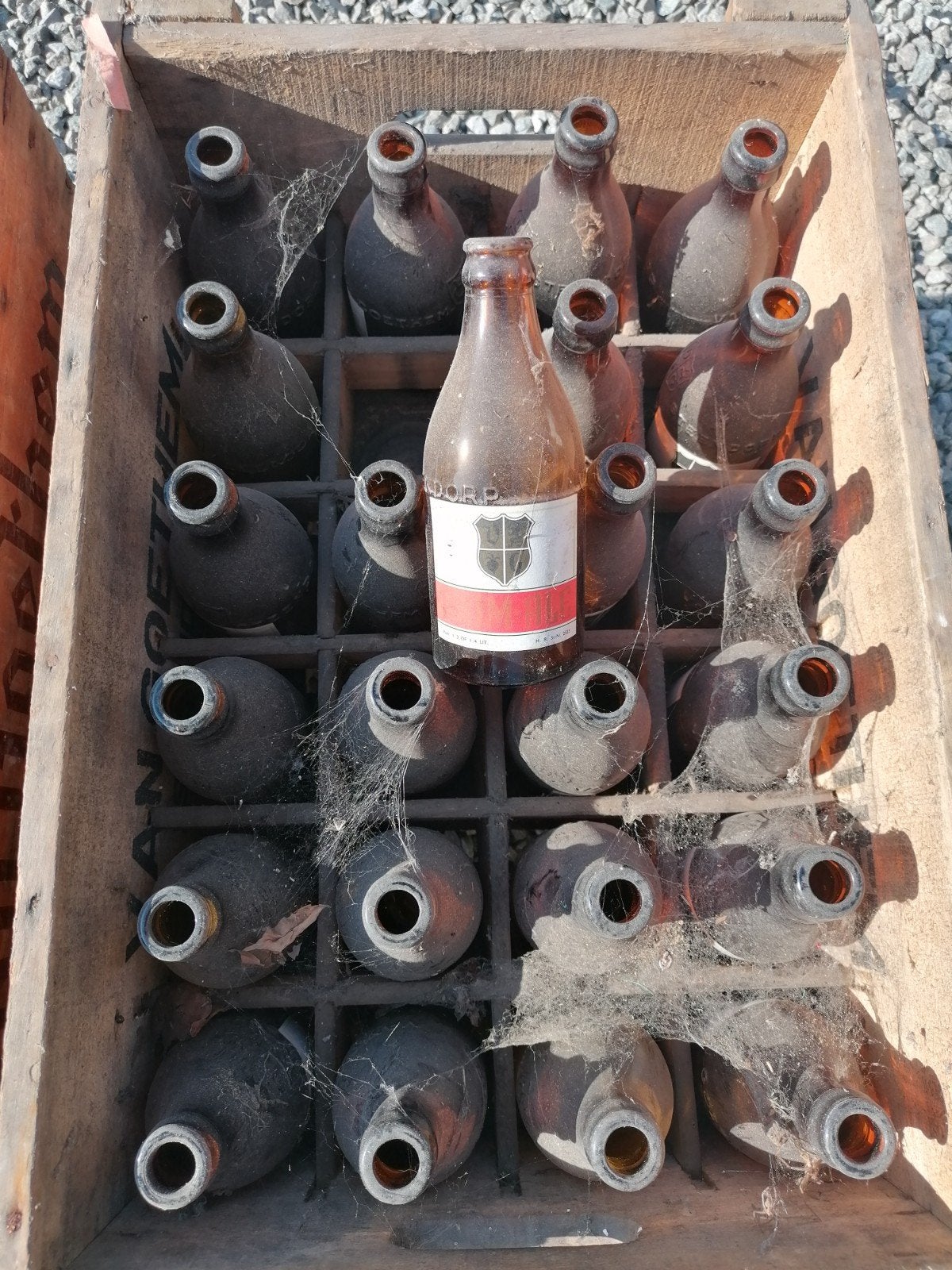 4 oude bierbakken vol met lege flessen, Ophalen