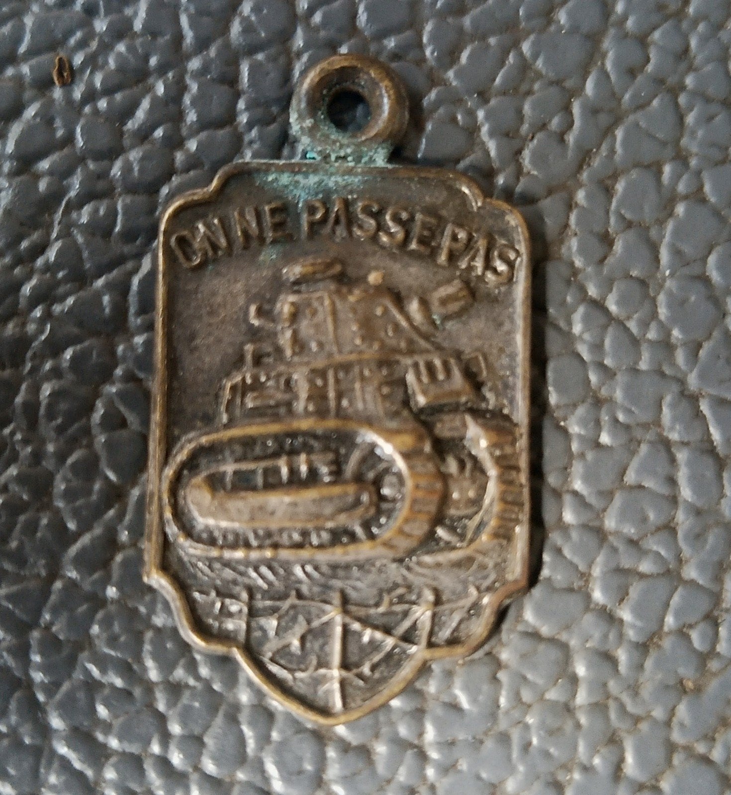 Médaille char de combat Renault. La devise "ON NE PASSE PAS", Armée de terre, Emblème ou Badge