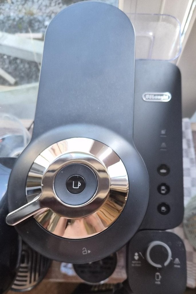 Delonghi Nespresson Vertuo Lattissima  (capsules pour 303€), Ophalen of Verzenden, Zo goed als nieuw, Overige modellen, Koffiepads en cups
