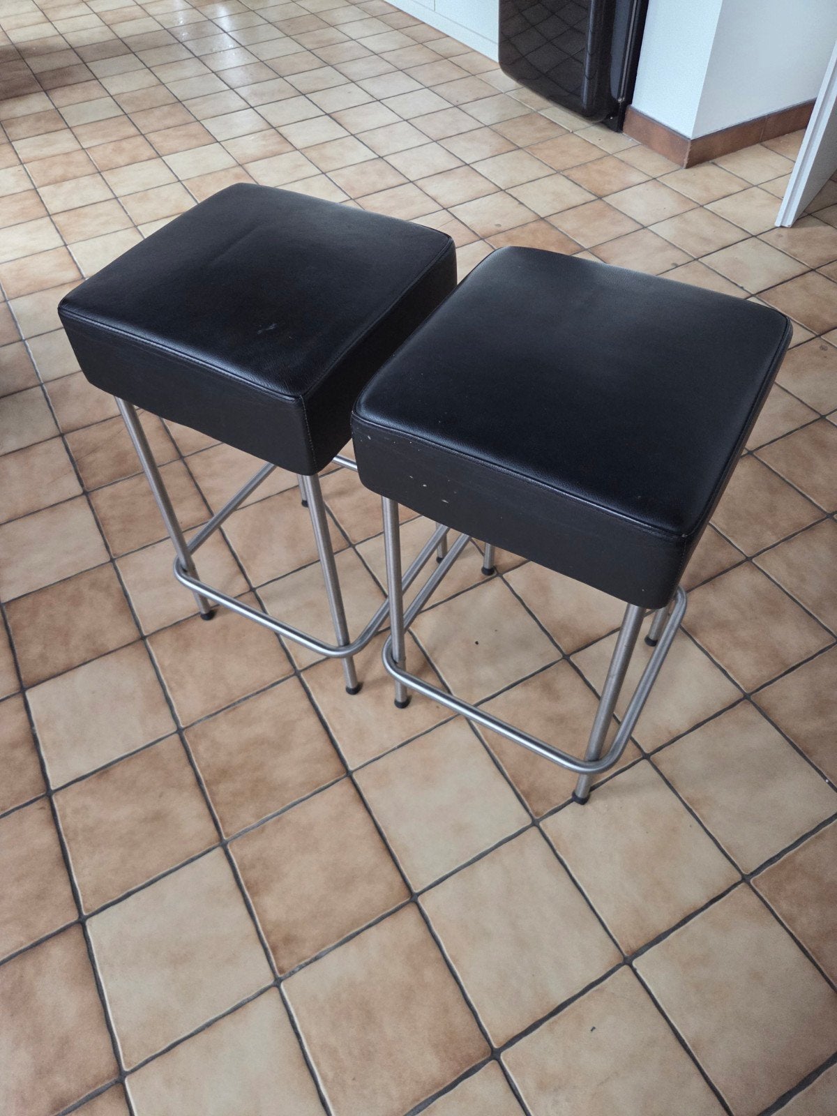 GRATIS.2 gebruikte zwarte leren barkrukken., Ophalen, Gebruikt, 60 tot 90 cm, Leer