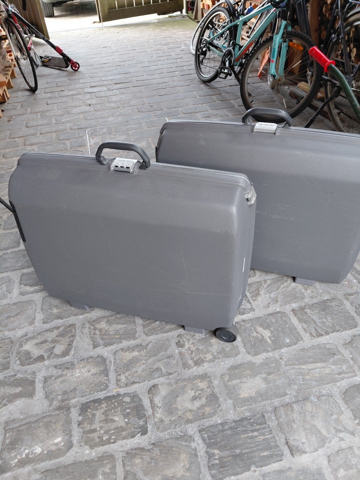 2 grijze reiskoffer valies, Handtassen en Accessoires, Ophalen, Gebruikt, Hard kunststof, Wieltjes